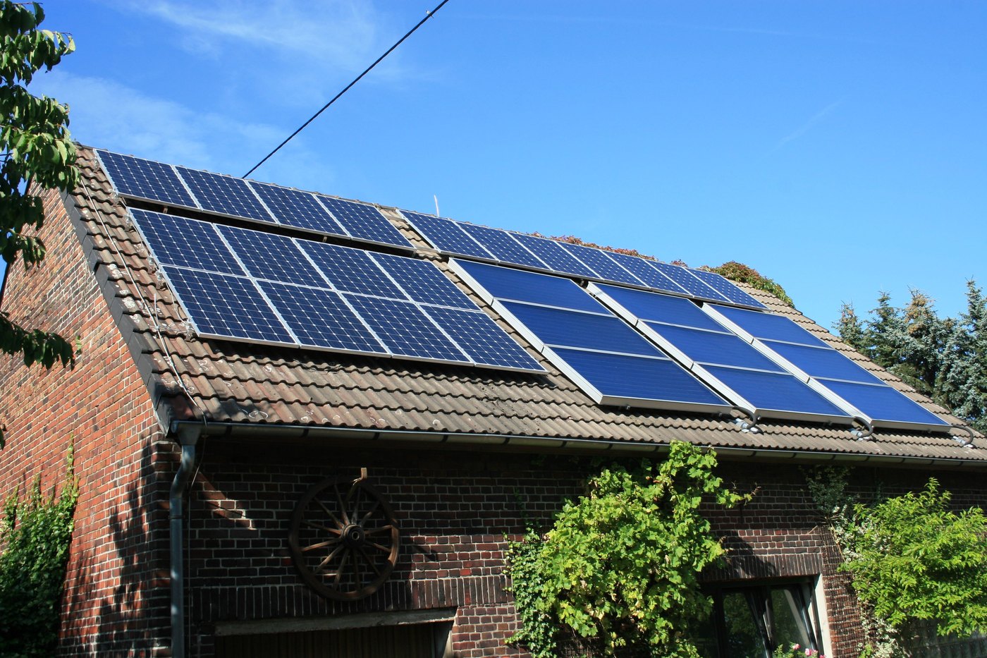 Zonnepanelen en collectoren op een pannendak, zonder personen