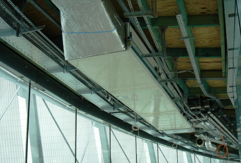 Luchtbehandelingskanaal, kabelgoten en leidingen onder een plafond