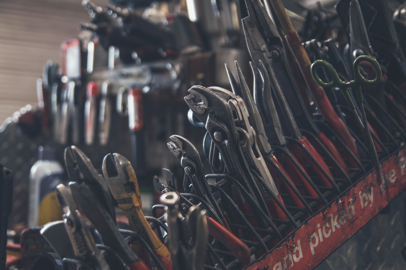 Tangenset en handgereedschap in een werkplaatsrek